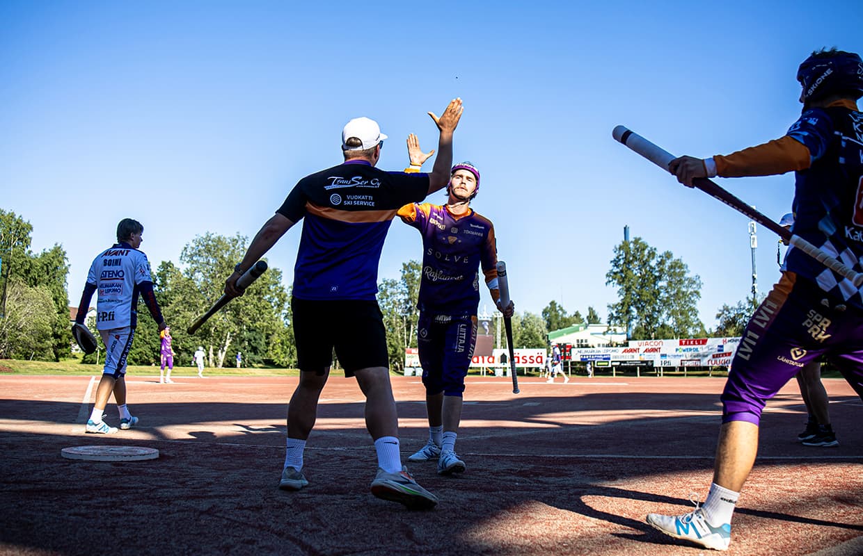 Saarikenttä hiljeni Jymyn juhliessa